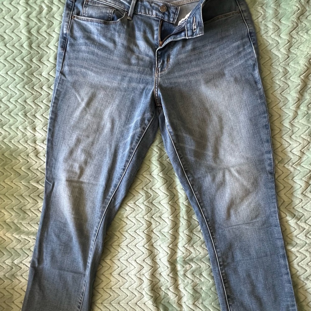 Signature Levi Strauss Mid Rise Capri Women's Jeans